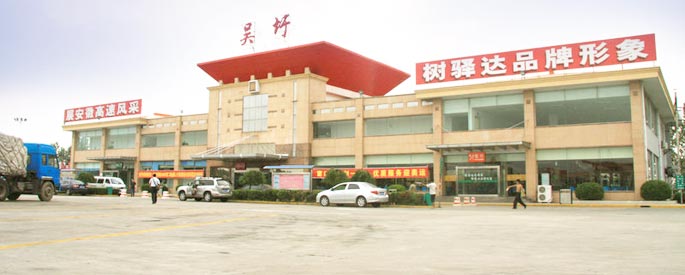 服務(wù)區(qū)停車場監(jiān)控抓拍，小賊偷后視鏡全過程